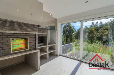 Quinta com cerca de 22.500 m² constituída por moradia V5 em Viseu