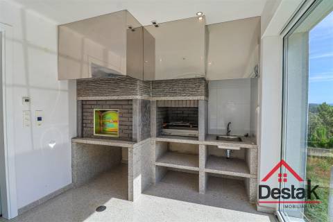 Quinta com cerca de 22.500 m² constituída por moradia V5 em Viseu