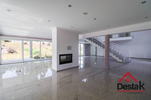 Quinta com cerca de 22.500 m² constituída por moradia V5 em Viseu