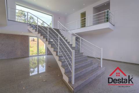 Quinta com cerca de 22.500 m² constituída por moradia V5 em Viseu
