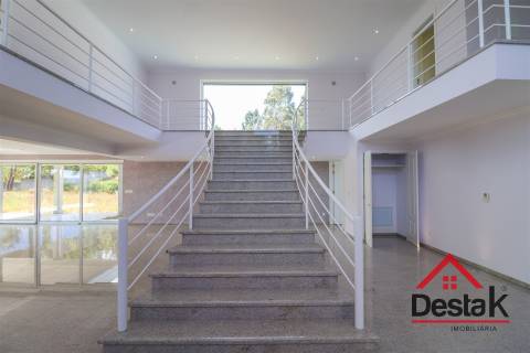 Quinta com cerca de 22.500 m² constituída por moradia V5 em Viseu