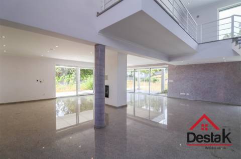 Quinta com cerca de 22.500 m² constituída por moradia V5 em Viseu