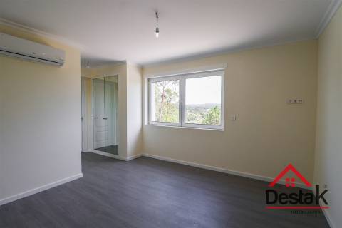 Quinta com cerca de 22.500 m² constituída por moradia V5 em Viseu