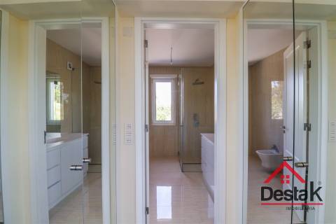 Quinta com cerca de 22.500 m² constituída por moradia V5 em Viseu