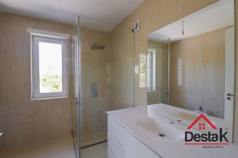 Quinta com cerca de 22.500 m² constituída por moradia V5 em Viseu