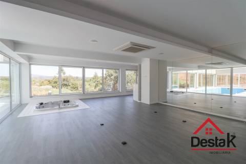 Quinta com cerca de 22.500 m² constituída por moradia V5 em Viseu