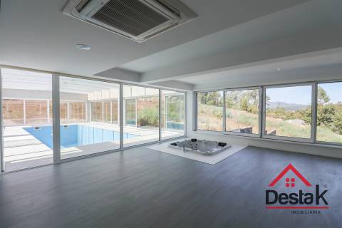 Quinta com cerca de 22.500 m² constituída por moradia V5 em Viseu