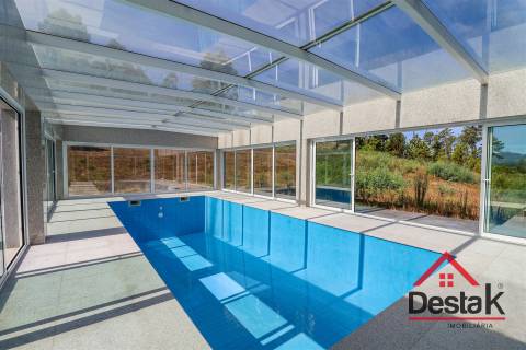 Quinta com cerca de 22.500 m² constituída por moradia V5 em Viseu