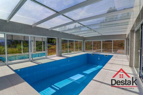 Quinta com cerca de 22.500 m² constituída por moradia V5 em Viseu