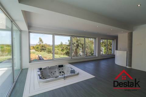 Quinta com cerca de 22.500 m² constituída por moradia V5 em Viseu