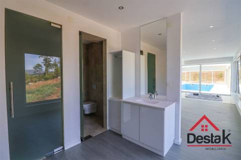 Quinta com cerca de 22.500 m² constituída por moradia V5 em Viseu