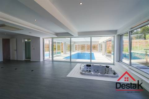 Quinta com cerca de 22.500 m² constituída por moradia V5 em Viseu