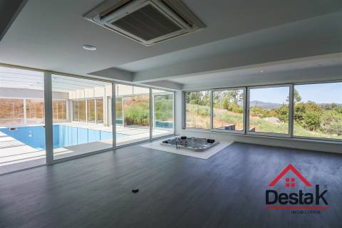 Quinta com cerca de 22.500 m² constituída por moradia V5 em Viseu