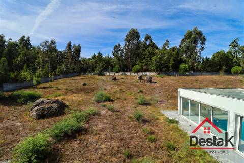 Quinta com cerca de 22.500 m² constituída por moradia V5 em Viseu