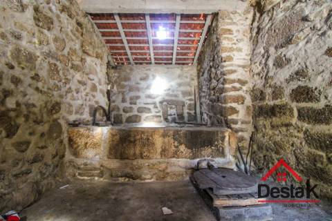 Moradia em Pedra para Restaurar em Viseu