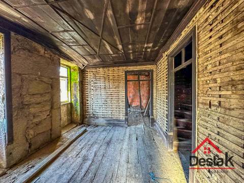 Moradia em banda para reconstrução em Rio de Moinhos