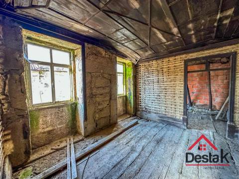 Moradia em banda para reconstrução em Rio de Moinhos