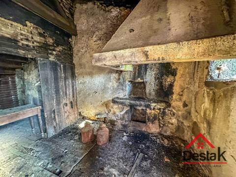 Moradia em banda para reconstrução em Rio de Moinhos