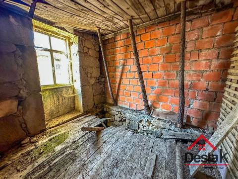 Moradia em banda para reconstrução em Rio de Moinhos