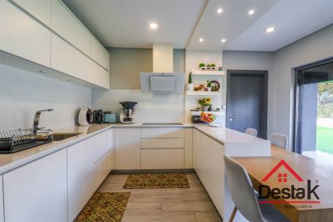 Moradia isolada V4 situada no Sátão