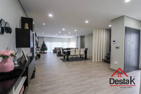 Moradia isolada V4 situada no Sátão