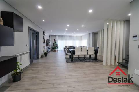 Moradia isolada V4 situada no Sátão