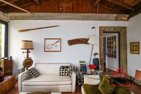 Casa senhorial situada em Rio de Moinhos