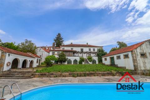 Casa senhorial situada em Rio de Moinhos