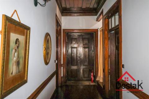 Casa senhorial situada em Rio de Moinhos