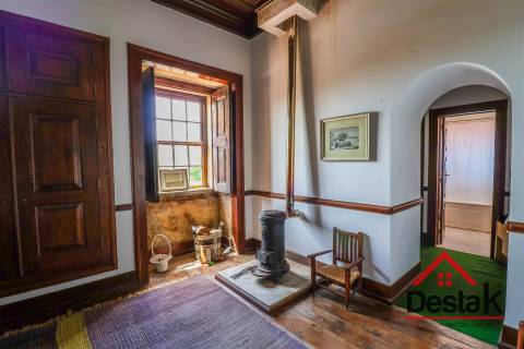 Casa senhorial situada em Rio de Moinhos