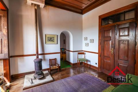 Casa senhorial situada em Rio de Moinhos