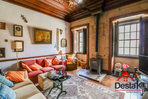 Casa senhorial situada em Rio de Moinhos
