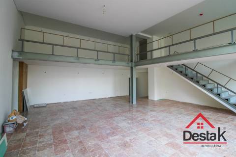 Loja em estado novo para arrendamento no centro de Viseu