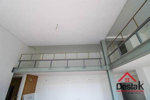 Loja em estado novo para arrendamento no centro de Viseu