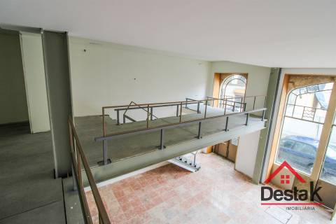 Loja em estado novo para arrendamento no centro de Viseu