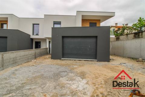 Moradia Geminada V3 Viseu