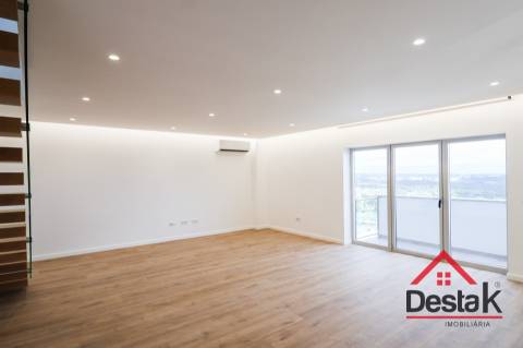 Apartamento T2+2 DUPLEX junto ao Palácio do Gelo