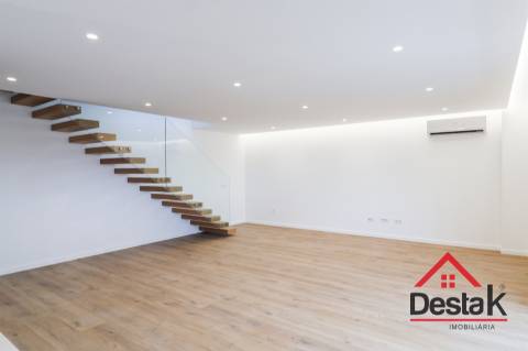 Apartamento T2+2 DUPLEX junto ao Palácio do Gelo