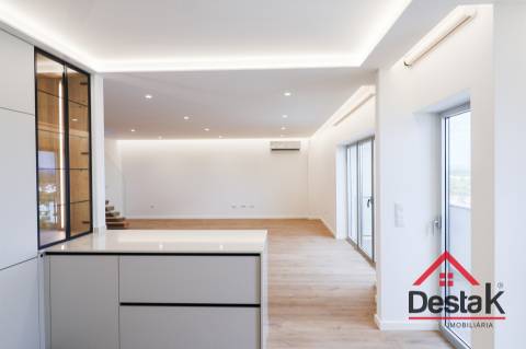 Apartamento T2+2 DUPLEX junto ao Palácio do Gelo