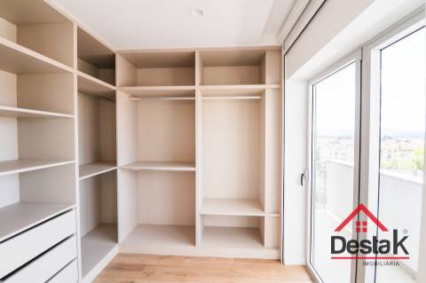 Apartamento T2+2 DUPLEX junto ao Palácio do Gelo