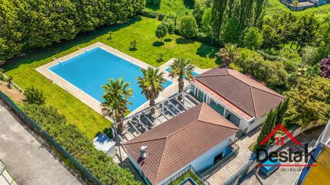 Complexo de Piscinas, Campo de Ténis e Bar no Sátão