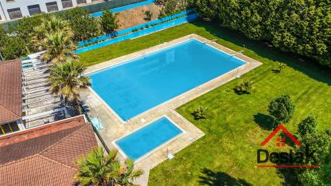 Complexo de Piscinas, Campo de Ténis e Bar no Sátão