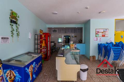 Complexo de Piscinas, Campo de Ténis e Bar no Sátão