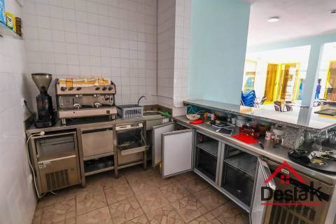 Complexo de Piscinas, Campo de Ténis e Bar no Sátão