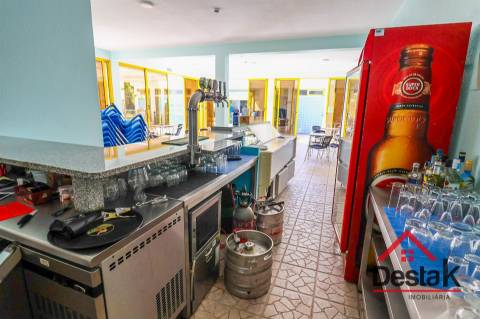 Complexo de Piscinas, Campo de Ténis e Bar no Sátão