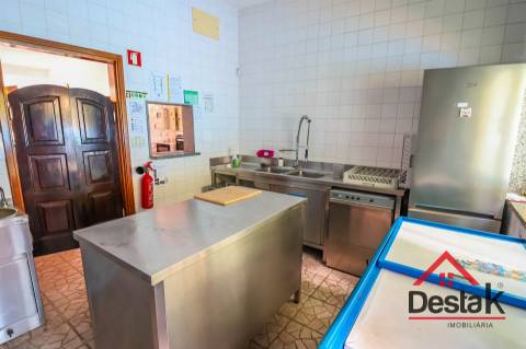 Complexo de Piscinas, Campo de Ténis e Bar no Sátão