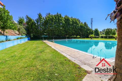 Complexo de Piscinas, Campo de Ténis e Bar no Sátão