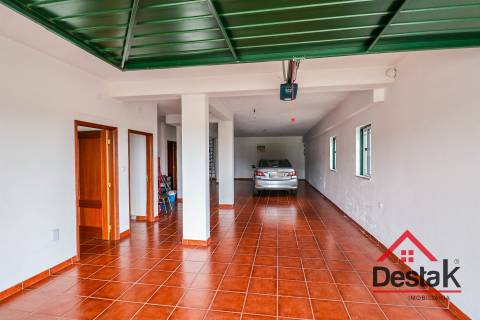 Moradia Geminada V4 – Conforto, Espaço e Tranquilidade a Minutos da Cidade!