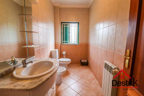 Moradia Geminada V4 – Conforto, Espaço e Tranquilidade a Minutos da Cidade!