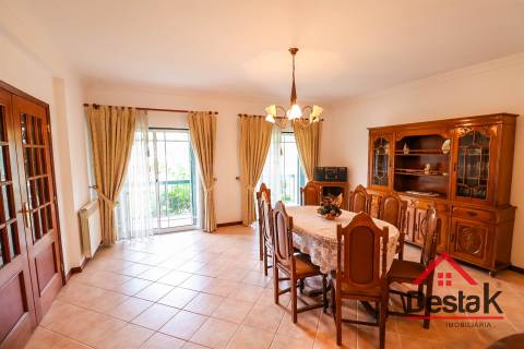 Moradia Geminada V4 – Conforto, Espaço e Tranquilidade a Minutos da Cidade!